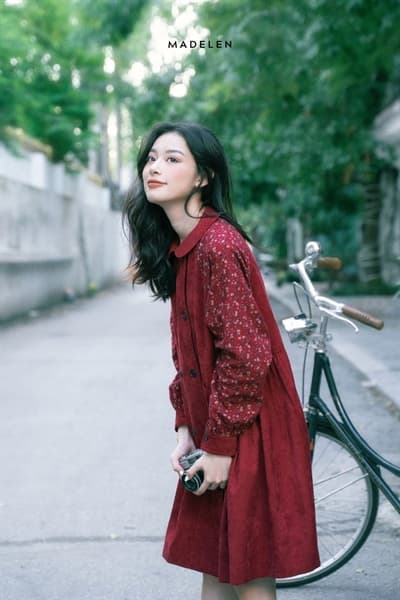 Váy Nhung Tăm Cổ Sen Phối Hoa Đỏ